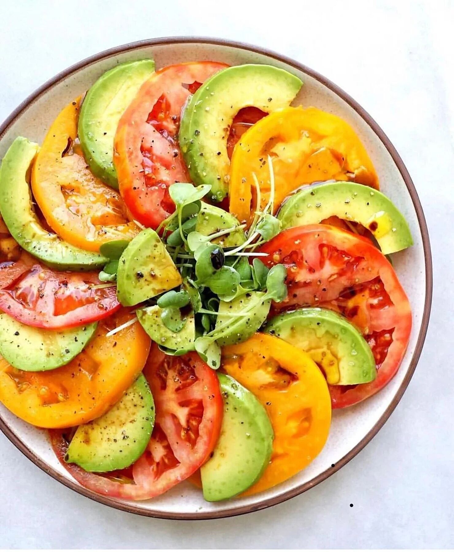 Налегаем на овощи: 3 рецепта летних салатов за 10 минут