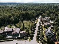 Загородный участок рядом с лесом 