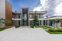 Вилла в стиле High Tech с большим участком возле леса