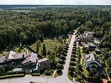 Загородный участок рядом с лесом 