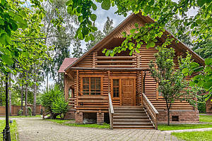Деревянный дом из оцилиндрованного бревна