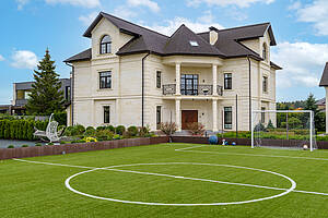 Дом с собственным футбольным полем