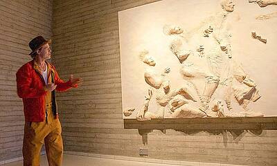 Брэд Питт представил свои скульптуры на выставке в Финляндии