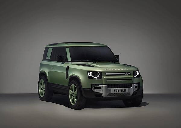 Компания Land Rover выпустила лимитированную серию Defender в честь 75-летия модели