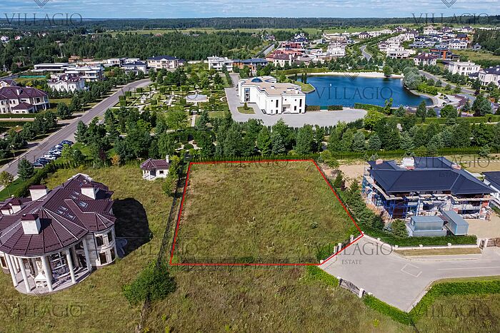 Участок со своим выходом в парк с озером